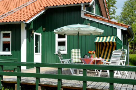 Gruenes Ferienhaus Terrasse mit Strandkorb
